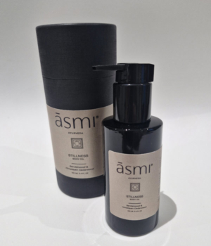 āsmi Ayurveda Stillness body- en massageolie met sandelhout en cederhout, pompfles 100 ml met koker