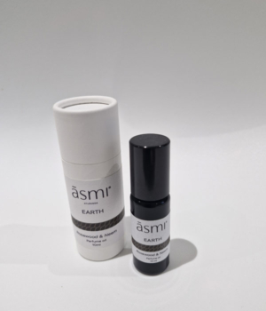 āsmi Ayurveda Parfumolie Aarde (Earth), zwarte roll-on 10 ml met witte koker